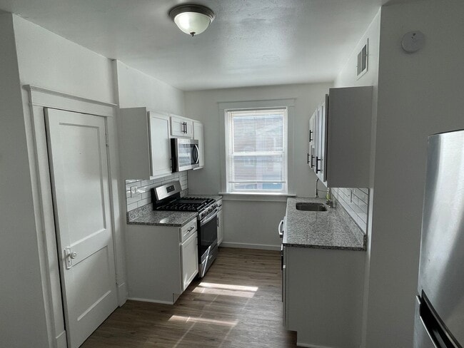 Building Photo - 4919 Lansdowne Ave