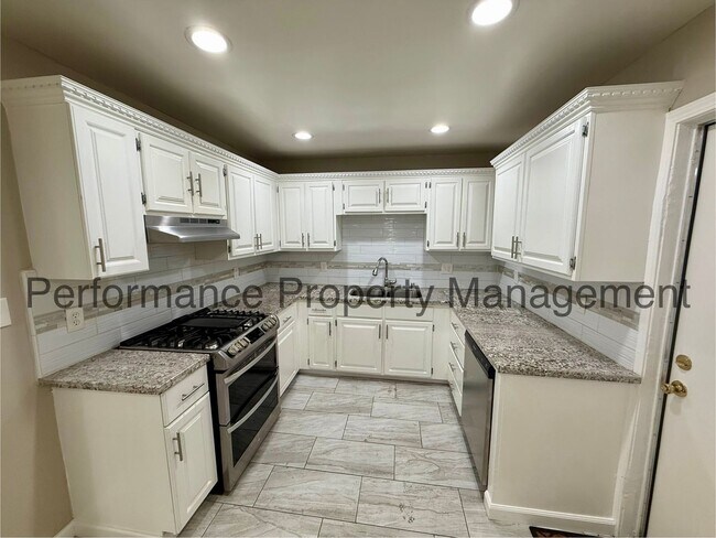 Foto del edificio - Charming 3 Bed/1 Bath Home w/ RBP & Securi...