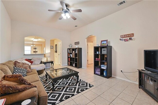 Foto del edificio - Available Aug 2026!! Great 3/3 Close to Ev...