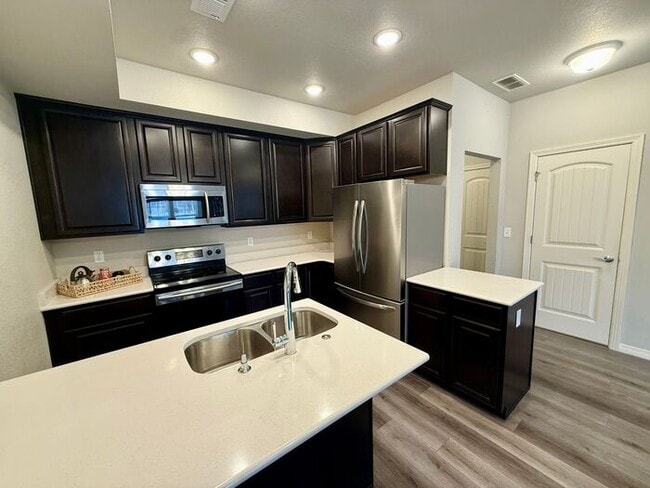 Building Photo - Beautiful 3 bed/ 2.5 bath Townhome in Berthoud