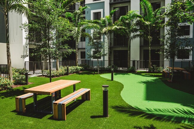 Relájese en nuestro patio con putting green. - Windsor Cornerstone