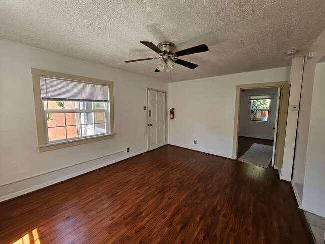 Sala de estar - 657 W Oliver St