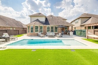 Building Photo - 9906 White Oak Ln