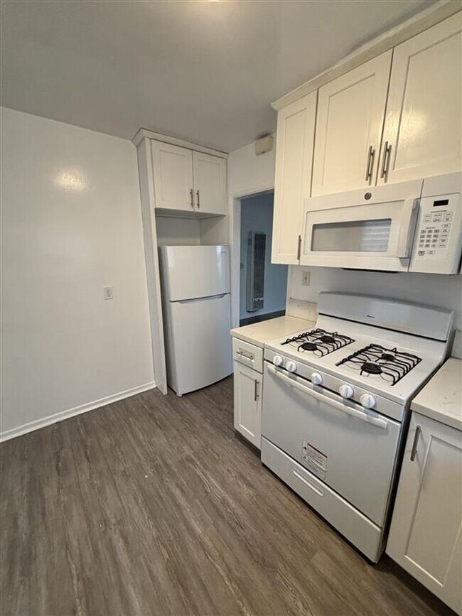 Foto del edificio - 417 E Elmwood Ave