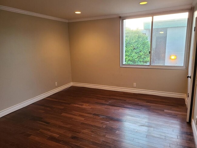 Building Photo - 5301 Balboa Blvd
