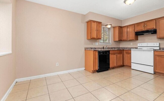 Foto del edificio - 4 Bedroom Home with 2 Bath and large back ...