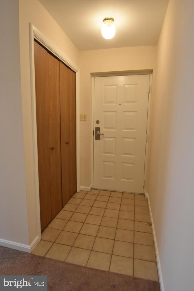 Building Photo - 400 Chapel Ct