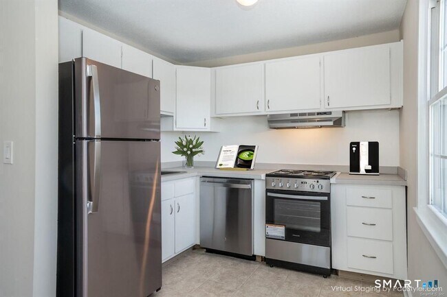 Foto del edificio - 239 Old Farms Rd