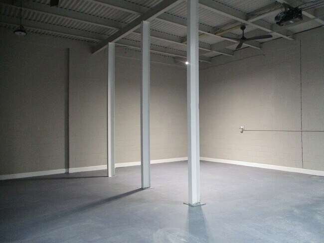 Foto del edificio - Warehouse space w/ small office AVAILABLE