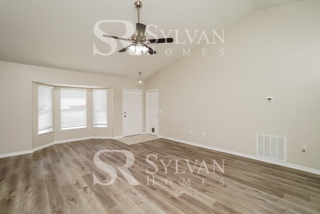 Building Photo - Don’t miss this Beautiful 3 Bedroom, 2 Bath home!