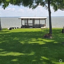 Building Photo - 500 Highcrest Dr