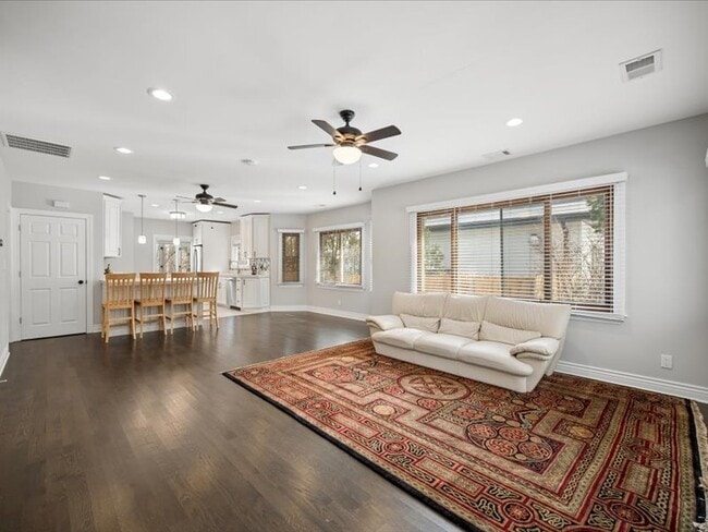 Foto del edificio - 2325 Shady Ln