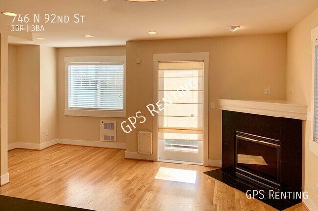 Building Photo - Greenwood N. Seattle 3 bd Stand-Alone Town...