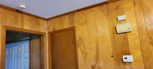 Building Photo - Townhome