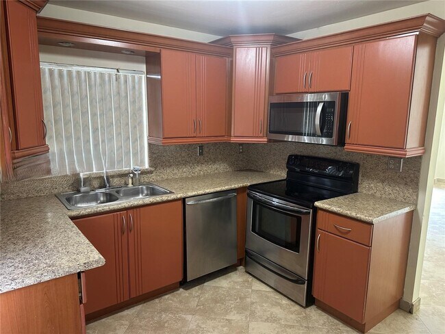 Foto del edificio - 19551 NW 57th Ct
