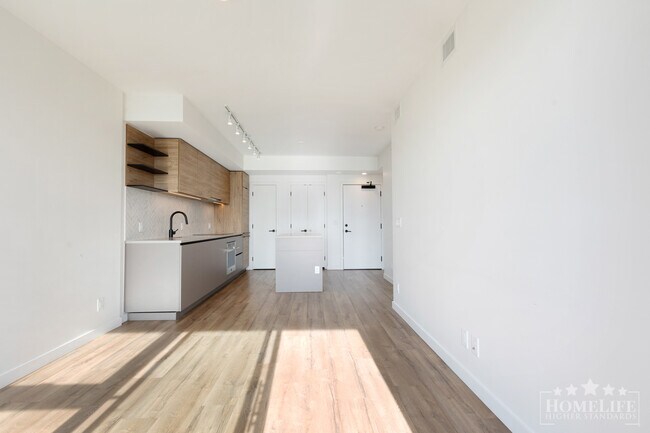 Photo du bâtiment - Modern 35th Floor 1 Bedroom Condo with Premium Amenities & Spectacular Views in University Distri...