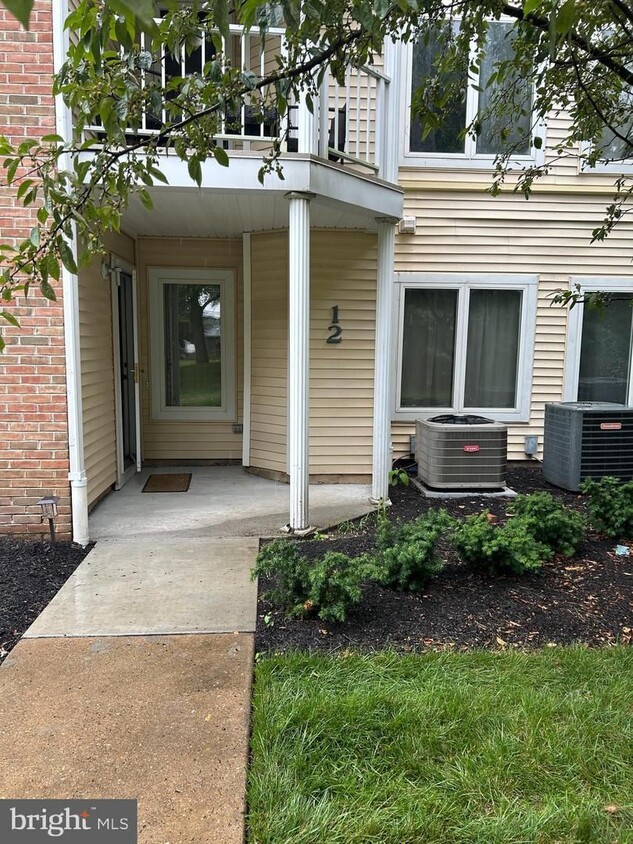 Foto principal - Crestwood 2 bed 1 bath Condo Available Now