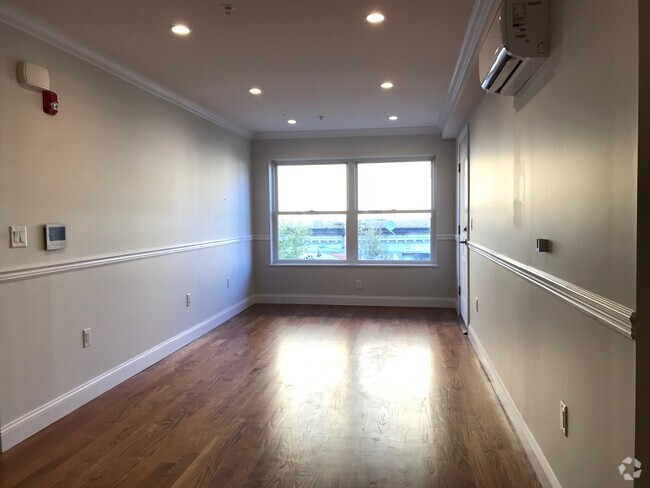 Building Photo - 1613 Summit Ave