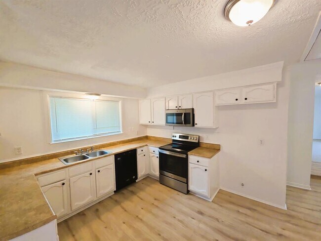 Building Photo - 5815 Oaklynn Dr