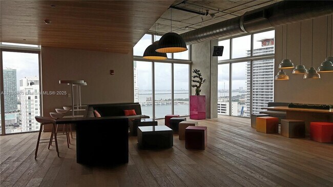 Foto del edificio - 151 SE 1st St