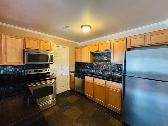Building Photo - 2 Bedroom 1 Bath Condo