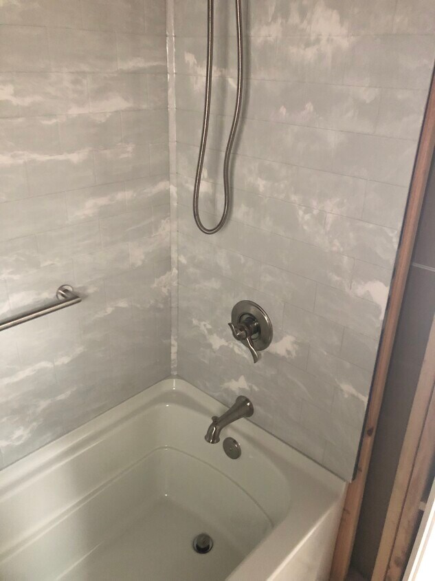 full Tub and show- New - 223 Hamilton Ave