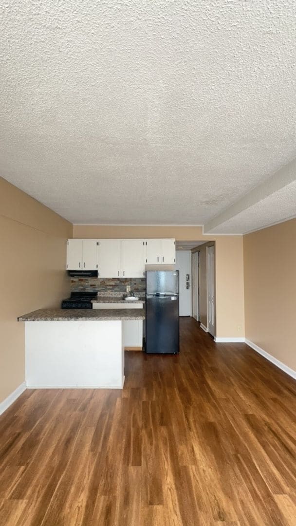 Building Photo - STUDIO UNIT #621 Available NOW!!