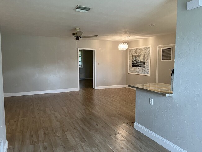 Building Photo - 3 bed - 1 bath on a corner lot