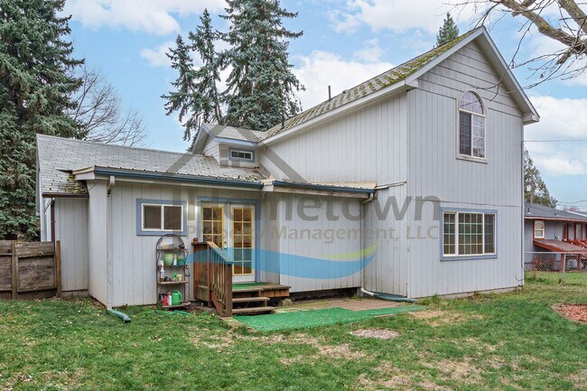 Foto del edificio - 3-Bedroom 2-Bathroom Home with Attached 1-...
