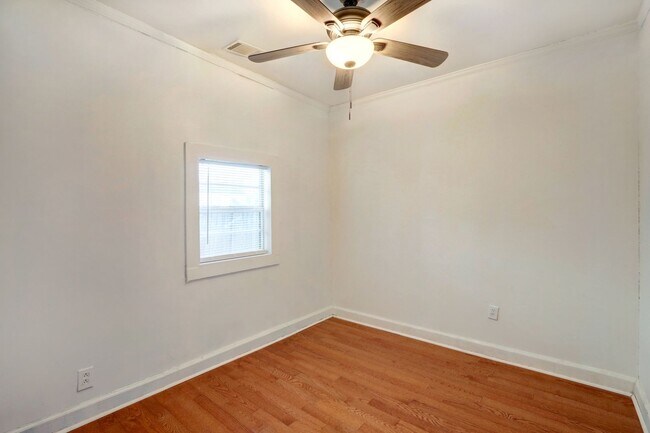 Foto del edificio - Cute Bungalow - great yard - Two Bedroom