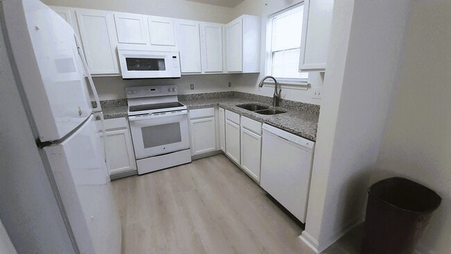 Building Photo - 11619 Larix Dr