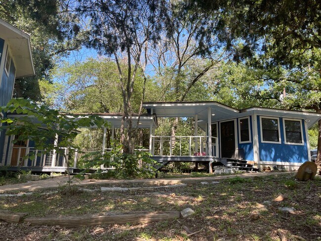 Foto del edificio - College Station - Lake Front Property - 3 bedroom / 1.5 bath - 2 story Home