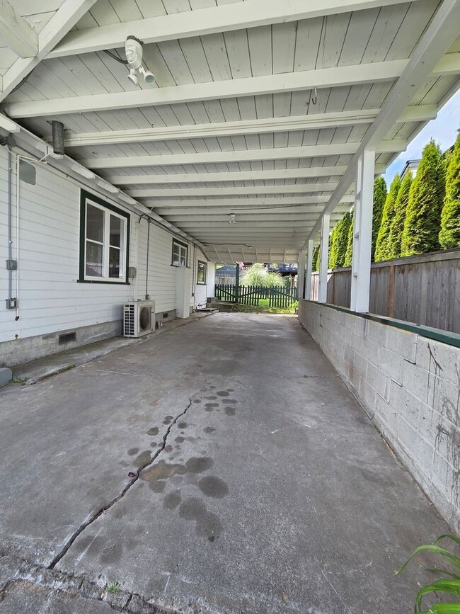 Foto del edificio - Sweet Home on Spring Street! 2 Bed, 1 Bath w/ Fenced Yard & Carport!
