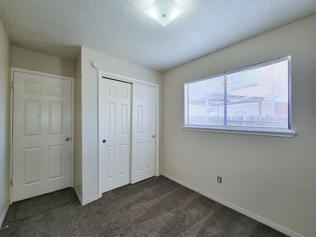 Foto del edificio - 10059 Emerald Creek Dr