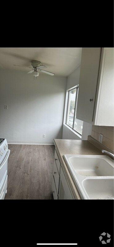 Building Photo - 3110 Livonia Ave