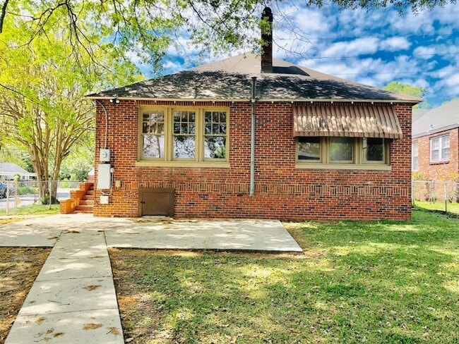 Building Photo - ROMANTIC DETAILS & a Cottage Feel! 3 Bedro...
