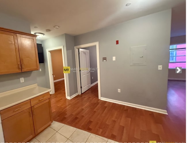 Building Photo - 327 Centre St