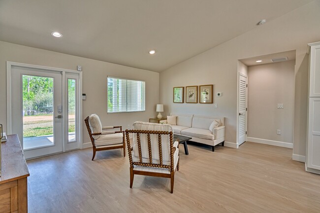 Building Photo - NEW HOME! 3/2  in Hawthorne