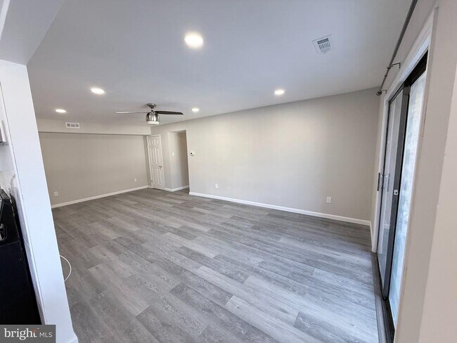 Building Photo - 513 Edison Glen Terrace