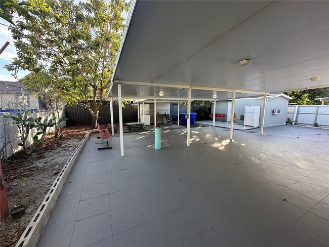 Foto del edificio - 2430 NW 26th St