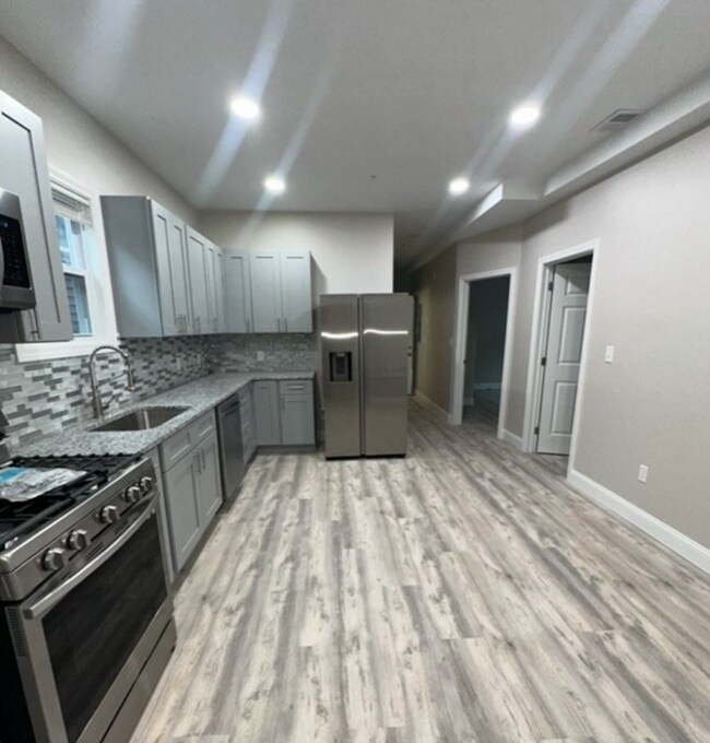 Building Photo - 141-143-143 Howard Ave