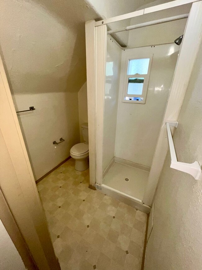 Foto del edificio - 1403 E Third St.-Attic