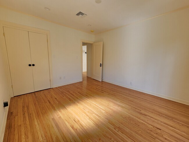 Building Photo - 2115 Overland Ave