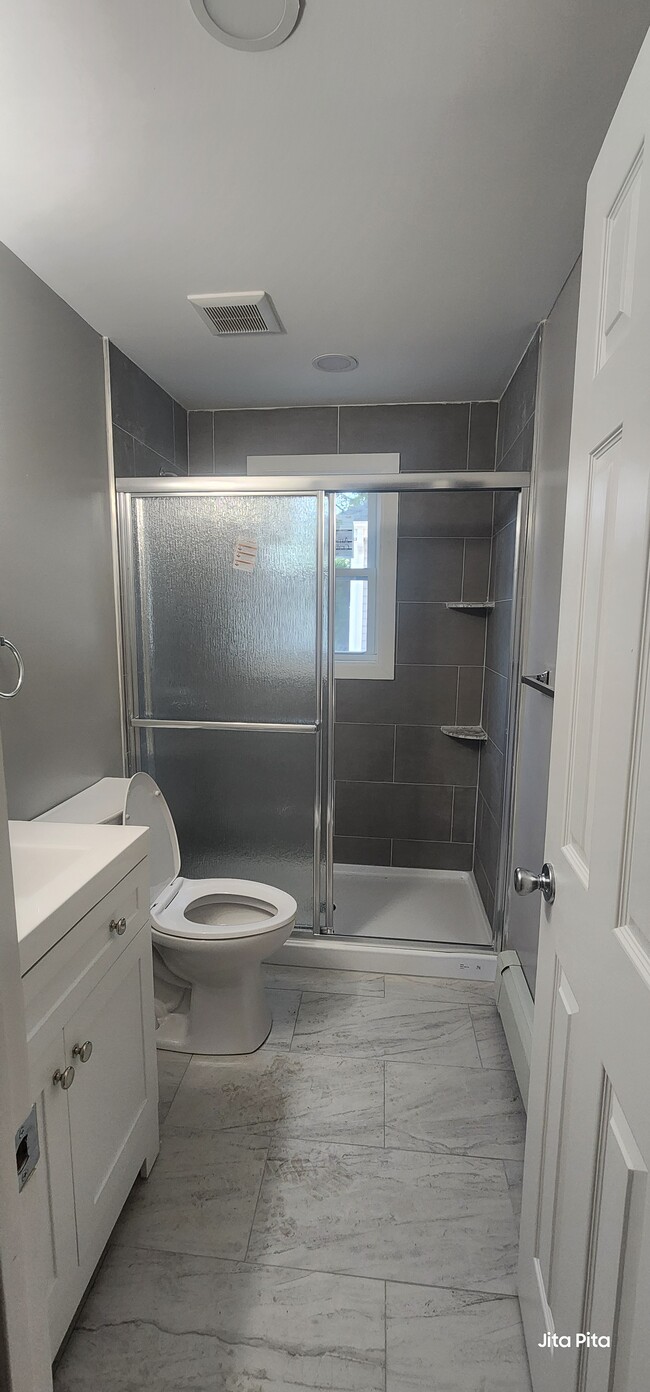 Full bathroom 1st floor - 1050 Sullivan St