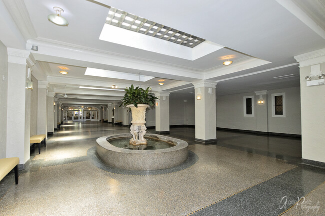 Building Photo - 4240 N Clarendon Ave
