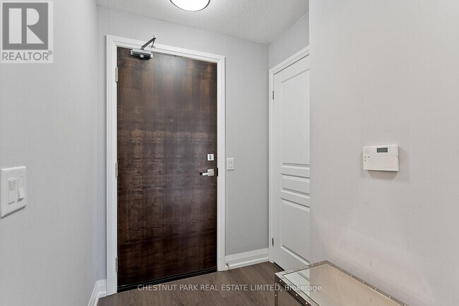 Photo du bâtiment - 85 The Donway W