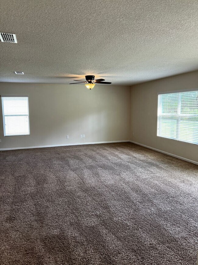Building Photo - 4/2 with Amenity access!