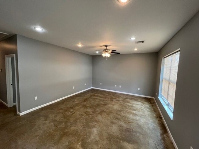 Building Photo - 2 bedroom 1 bath apartment for lease