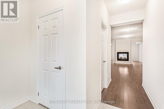 Building Photo - 299 Fleetwood Dr