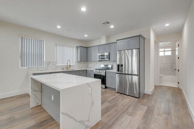 Foto del edificio - 4 Bed / 4 Bath Townhome in Sawtelle